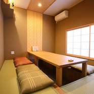 【円頓寺　しば福や】では、2階に大人数様向けのテーブル席と合わせ、個室もご用意しております。接待・会食などのビジネスシーンにも最適。ご希望の方はご予約の際にお申し付けください。