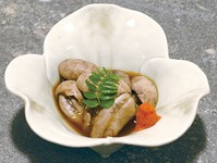 ゆであがった肝を特製ソースであっさりと。