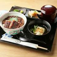 どんぶりひとつで“ひつまぶし”と“うなぎ丼”の良いとこどり