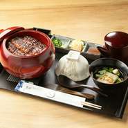 青うなぎをしっかりと素焼きして、皮はカリカリ身はふっくらに焼き上げた一品。たまり醤油を使用した、自家製の軽やかで深みのあるたれで丁寧に仕上げています。熟練の技が光る定番メニューです。