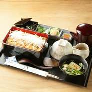 白焼きを塩とブラックペッパーで豪快に仕上げた斬新なオリジナルメニューです。お好みで特製の「スタミナだれ（塩だれ）」をかけても。最後は出汁をかけて、うなぎの旨みを存分に堪能できます。