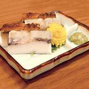 自家製かまぼこの上に蒲焼・白焼が横たわった一品。お持ち帰りもご用意しております。