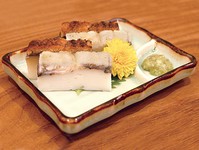 自家製かまぼこの上に蒲焼・白焼が横たわった一品。お持ち帰りもご用意しております。