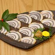 特製タレに鰻を漬け、丸ごとスモークした珍しい一品。