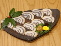 特製タレに鰻を漬け、丸ごとスモークした珍しい一品。