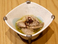 貴重な肝をオリーブオイルで蒸し煮した、一風変わった一品。
