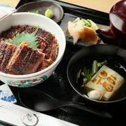 名古屋のうなぎ料理と言えば、定番はやはりひつまぶし。しかしながらシンプルな蒲焼も楽しんでほしいという思いから、2つを合わせた一品を考案しました。蒲焼の香ばしさと出汁の旨みを両方楽しめるメニューです。