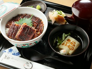 定番のひつまぶしと蒲焼の良いとこ取り『まぶしば丼』