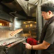 高級感がありながら、肩ひじ張らずに楽しめる空間づくりを心がけています。店内の雰囲気・価格共に敷居を低くしてあるので、1人でも気軽に利用できます。うなぎ料理専門店のイメージに捉われない雰囲気が魅力です。