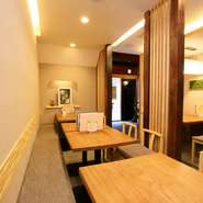 うなぎ料理専門店でありながら和風な雰囲気にモダンの要素を取り入れ、おしゃれな空間となっています。多種多様なお酒やおつまみも取り揃え、型にはまらない「進化するうなぎ料理専門店」を目指しています。