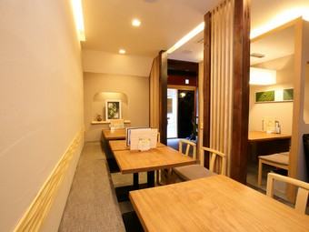 和モダンのおしゃれな空間で楽しむ、型にはまらないうなぎ料理