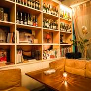 夕刻を過ぎる頃、間接照明とテーブル席のオイルランプのほのかな灯りが点ります。落ち着きのある優しい雰囲気が漂う店内に、カップルや仲間同士が自然と集まってくるカジュアルフレンチのお店です。