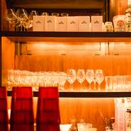 ワインは料理に合うものをセレクトし、産地や銘柄にこだわらず40種類以上揃えているので、自分好みのワインに出合えるはず。価格はリーズナブルですが、自然派ワインと呼ばれる「ビオワイン」も楽しめます。