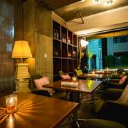 夜はテーブルのランプが灯り、ムード満点。自然と会話のトーンも下がり、お互いの距離がグッと近づくので、デートにぴったりです。美味しい料理とワインも2人の仲を後押ししてくれるはず。素敵な夜を過ごせます。