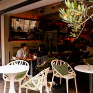 荒天時以外はテラス席が用意され、ペット連れでも利用可能です。そのため、ペットの散歩のついでにと、店を訪れるゲストも多いとか。温かい膝掛けも完備しているので、寒い季節でも安心です。