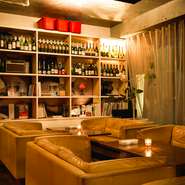 シンプルなインテリアでまとめられて店内は居心地抜群。とくにソファ席は、まるで家でくつろいでいるような気分を味わえます。フレンドリーな接客もアットホームな雰囲気をつくり出し、存分にリラックスできます。