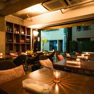 カジュアル感覚でくつろげる家具を、スタイルかつお洒落に配置。洗練された空間の中で、居心地の良い時間が過ごせます。アレンジの効いた遊び心あるビストロ、フレンチを、気軽に楽しんで下さい！