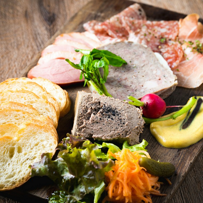 自家製ならではの素朴な味わいがお酒に良く合う、ボリューミーな『シャルキュトリ盛り合わせ　5種』