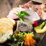 長年、こちらの店で人気メニューとして、多くのゲストに愛されている一皿。自家製の生ハム・サラミ・レバー・パテ・鴨ローストは、どれもフランスの田舎の郷土料理を彷彿とさせる、素朴で本格的な味わいです。