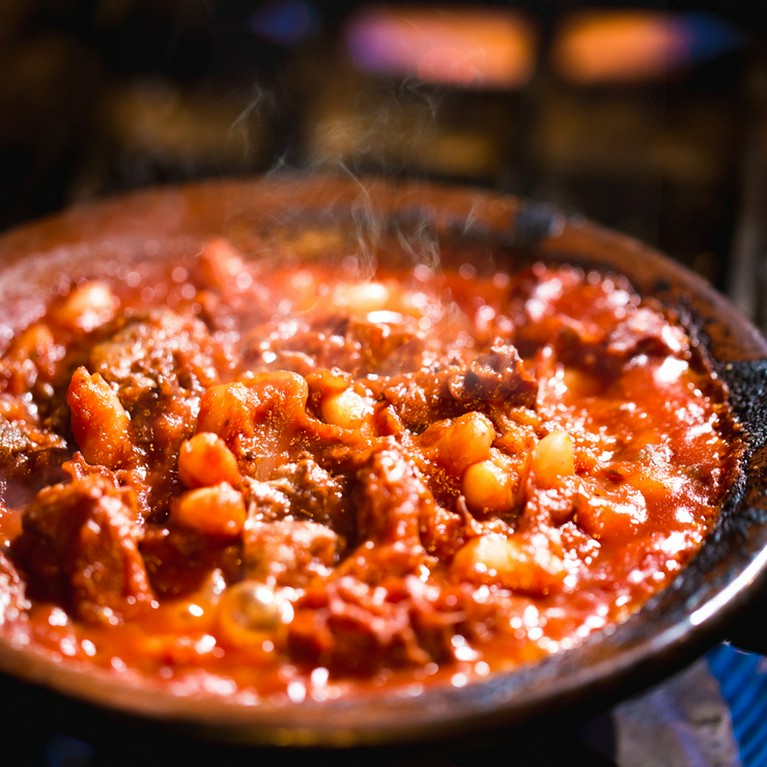 赤ワインとの相性も抜群。ビストロ料理の定番『牛すじとトリッパ、白いんげん豆のトマト煮込み』