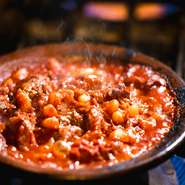 寒い季節になるので何か煮込み料理を、とこの秋登場した新メニュー。しっかり煮込んだ柔らかい牛スジとトリッパに、トマトの爽やかな味わいが良く合います。赤ワインと一緒にいただくのがオススメです。