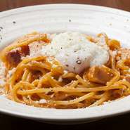 子供からシニアまで、幅広い年代でも食べやすいパスタを、ということでカルボナーラをベースにチョイス。トマトを加えることで、爽やかな味わいと鮮やかな色あいに。生パスタのモチモチとした食感も楽しめます。