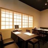 しっとりとした空間は、大人のデートを楽しめます。テーブルの上に料理を並べ、向かい合わせに座りお酒を傾けるふたり。美味しい時間とともに、ふたりの距離は縮まります。