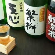 ふくよかでフルーティな『繁桝　純米大吟醸』、旨口の美味しさを知る『天心　純米』、熟成香ならではの深み『独楽蔵　玄　純米吟醸』など、九州の美味しい地酒が用意されています。