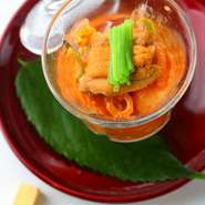 韓国料理のチャンジャを料理長がアレンジ。塩味や辛味の中から感じられるとらふぐの甘み、トッピングされた濃厚なウニも相まって日本酒に良く合います。