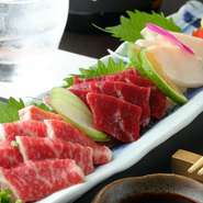 舌の上でとろける美味しさ「霜降り」、しっかりした肉の旨味「赤身」、コリッとした食感が面白い「コーネ」。一皿で部位ごとの美味しさを楽しめます。