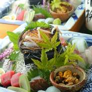 活きた魚介を扱う『刺身盛り合わせ』。見た瞬間に分かる刺身のカド、食した瞬間に分かる表面の滑らかさは、料理人が食材に合わせて切り方を変えているからこそ。盛り付けの華やかさにも定評があります。