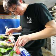 「九州の新鮮で美味しい魚をもっと広めたい」「天草をもっと多くの人に知ってもらいたい」という想いを胸に、心を込めて料理をつくりつづけます。天草出身の料理人ならではの味を届けたいと考えています。