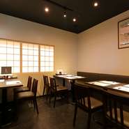 シックな内装で、大人がゆっくり食事を楽しめる雰囲気となっています。軽い食事でも、接待でも、宴会でも、それぞれに相応しい料理が用意されています。