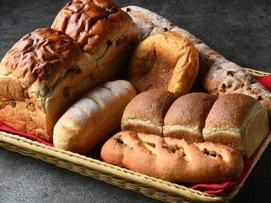 ランチでもディナーでも。自家製の焼き立てパンが食べ放題