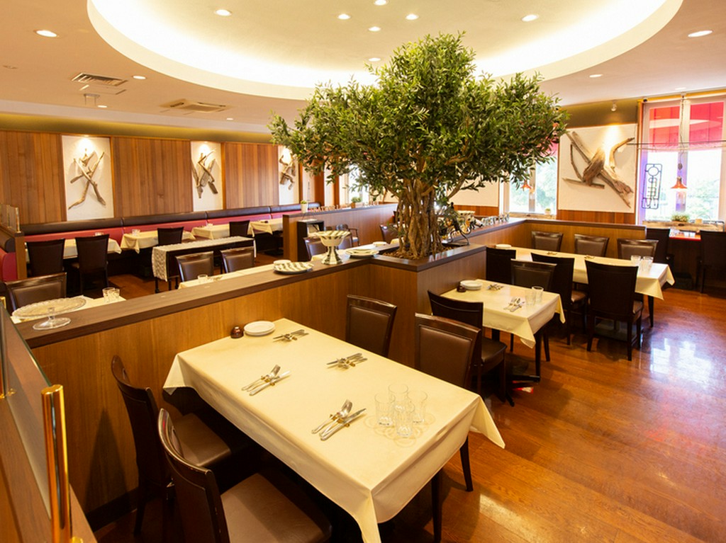 隣席との空間をたっぷりとったフラットフロア