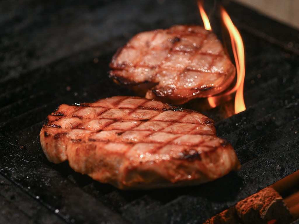 地元の契約農家から仕入れる「有機野菜、銘柄肉、豊富なワイン」