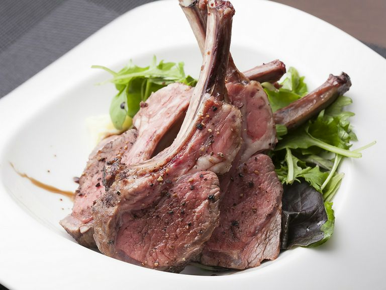 ジョエル・ロブション風サラダを添えた『NZ産子羊のロティ』