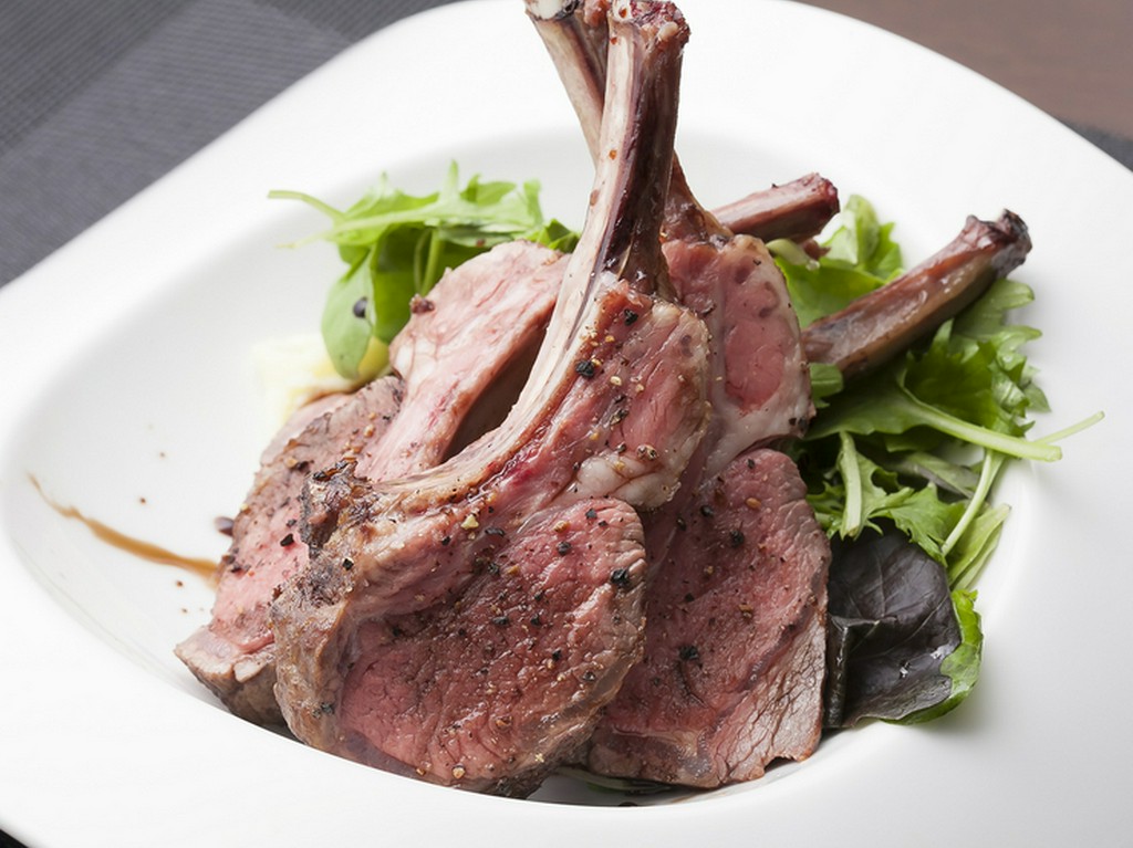 ジョエル・ロブション風サラダを添えた『NZ産子羊のロティ』