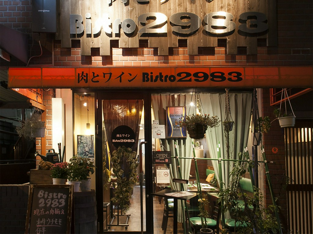 表通りから店内の様子も見渡せる、美味しそうな正面入口