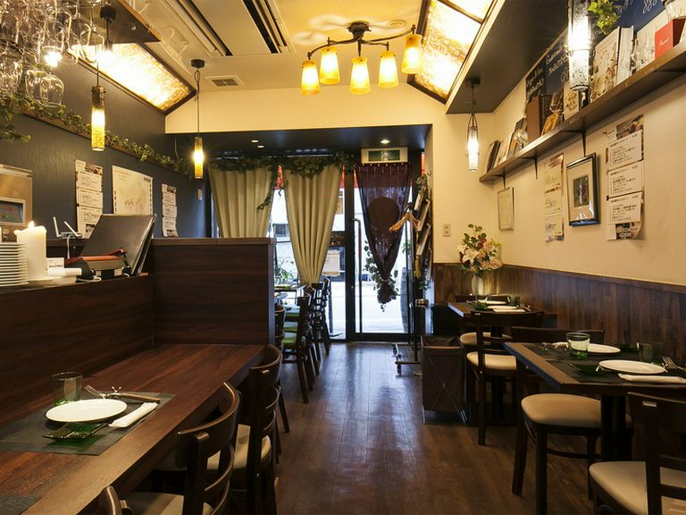 カウンターキッチン側から見渡すこぢんまりと落ち着いた店内