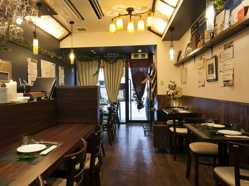 カウンターキッチン側から見渡すこぢんまりと落ち着いた店内