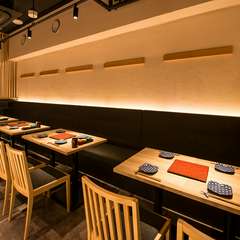 木の温もりが漂う和モダンな店内