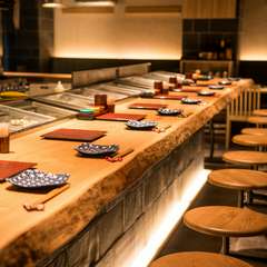 広めのカウンター席、のんびり一人飯を満喫