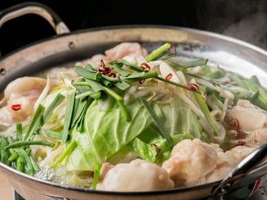 甘みのある脂とプリプリ食感がクセになる！国産牛の『モツ鍋』