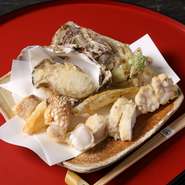 “飽きない美味しさと新たな楽しみ”をモットーとし、全国の旬食材を選りすぐり。江戸前などの鮮魚、産直野菜や山菜など、40種以上の天種が集います。お造りと天ぷらの両方を楽しめる『もみじ』コースがおすすめ。