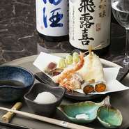 日本酒通で唎酒師の資格も持つ店主が、季節の鮮魚と天ぷらに合う地酒を吟味。日本各地の酒屋さんと取引きがあり、プレミアム酒や季節限定酒も続々登場。隠し酒もあるので、詳しくはスタッフにお声がけを！