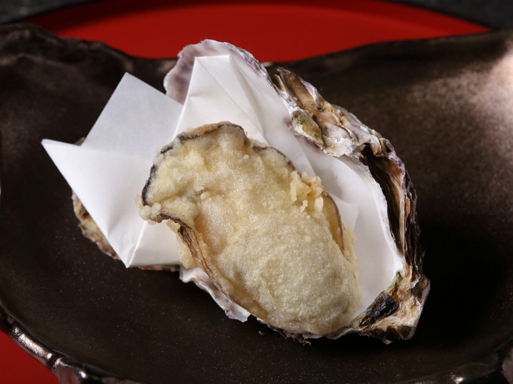 旬魚介の頂点の美味しさにひたれる『厚岸の岩牡蠣の天ぷら』