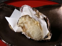 旬魚介の頂点の美味しさにひたれる『厚岸の岩牡蠣の天ぷら』