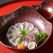 【わかやま】立川本店は包丁捌き＆揚げ技に優れる板前が揃い、鮮魚の刺身も格別の旨さ。旬魚介のお造りがつく『もみじ』コース、『本日のお造り』などでどうぞ。11月～3月半ばは『天然とらふぐお造り』もご用意。