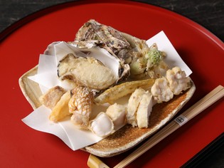 旬の鮮魚、40種以上の天種をはじめ、常に新たな味わいをお届け